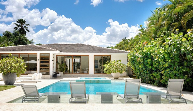 La Caranta - Fully Staffed 5-Suites Villa, Near the Beach with Pool & Jacuzzi