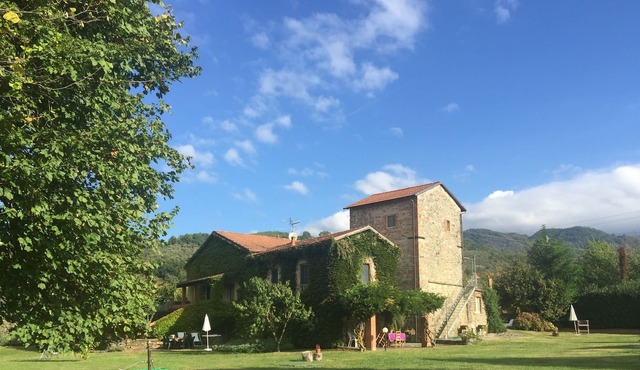 La Casatorre di Ponticello. Casale di campagna con ampio giardino e piscina