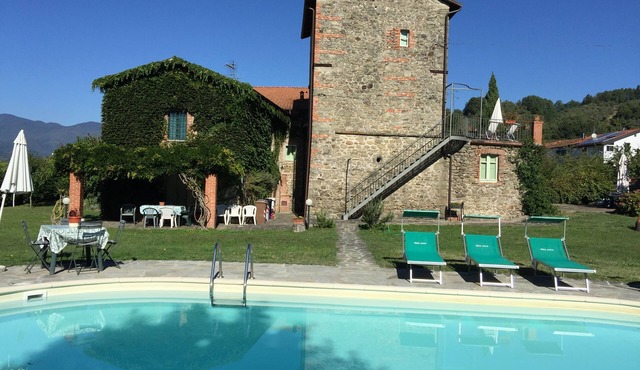 La Casatorre di Ponticello. Casale di campagna con ampio giardino e piscina