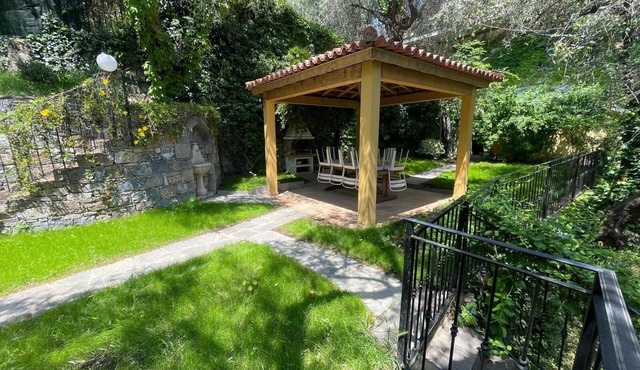 La Casetta tra ulivi e colline, con giardino privato