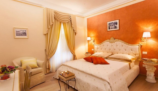 La Culla di Dante Luxury Apartment in front of the Duomo (sleeps 6)