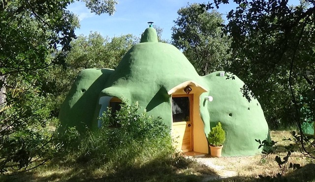 La Igloo in oak woodland with pool