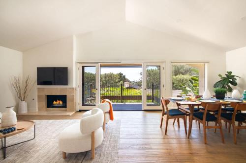 La Jolla Hillside Views and Coastal Comfort