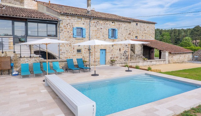 La Maison Bleue du Plot – Peaceful Stone House with Pool and Garden