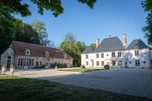 La maison des romans du Château du Sollier - Charme Calme Confort Climatisation - à 5mn du péage de Bourges à la campagne - stationnement privé -Panette Collection