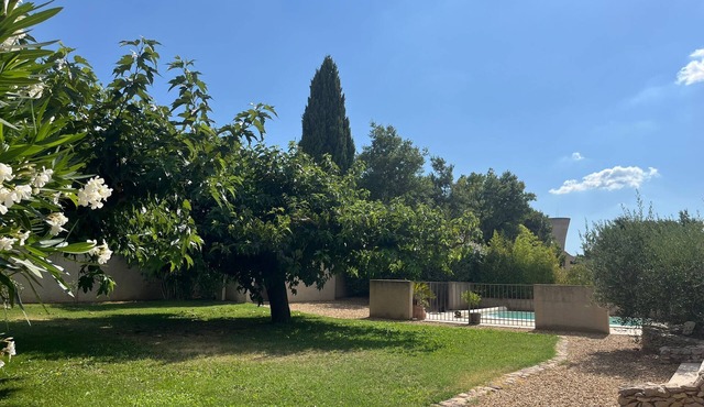 La Maisonnette de Line located between Alpilles and Lubéron.