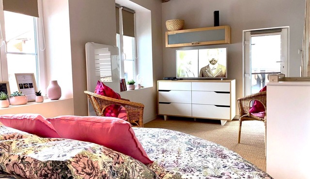 La Maisonnette - loft with round bed in wine house - sleeps 4
