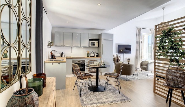 LA PAPILLON ST TROPEZ LUXURY STUDIO IN THE HEART OF THE VILLAGE