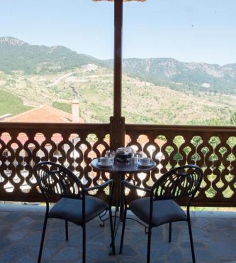 La Petri Studios with Fireplace & View