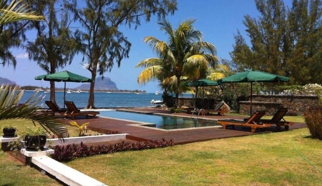 La Preneuse Beachfront 3BR w/Pool & Sunset