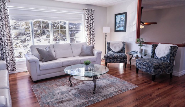 La Residence - Executive Home w Heated Garage