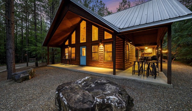 LA ROCA - Luxury Cabin for Couples | Hot Tub, Outdoor Fireplace, Walk to Dining!