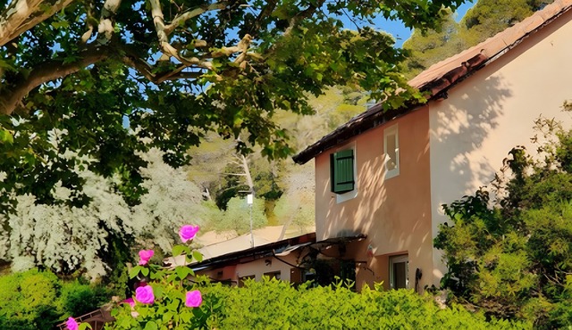 'La Source' with Mountain View, Shared Pool and Wi-Fi
