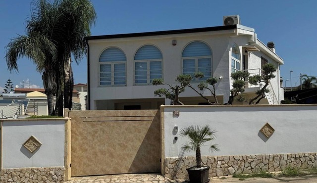 " La Terrazza sul Tramonto " Apartment in a villa near the sea in San Leone.