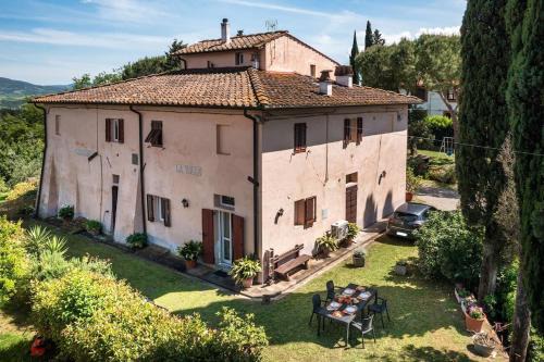 La Valle con parcheggio e giardino privato