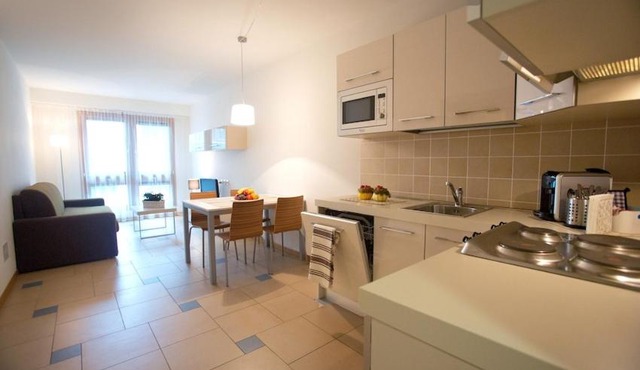Lacroma Aparthotel