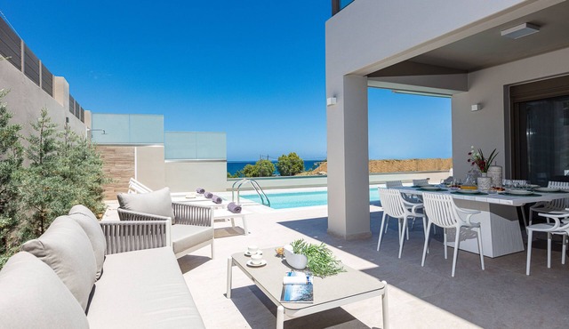Lagoon Seaside Villa, Walking distance to the beach & shops!Car Free holiday!
