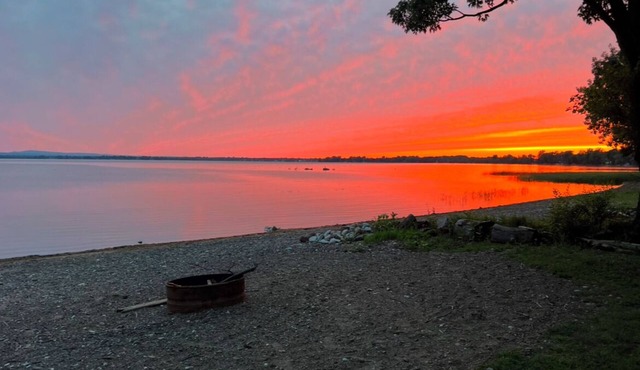 Lake Champlain 2-bedroom cottage with kayaks and bikes in beautiful Alburgh.