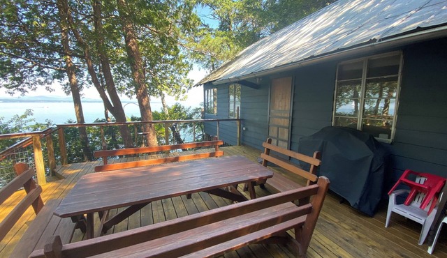 Lake Champlain camp, spacious deck, sunset & mountain views, beach and dock