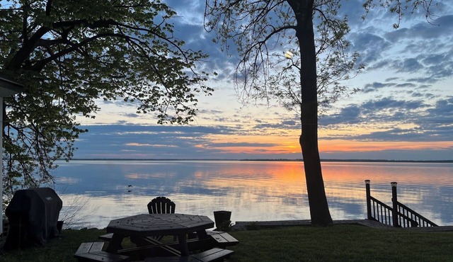 Lake Champlain Waterfront: Renovated Cottage, Sunsets, Kayaks & Paddle Boards!
