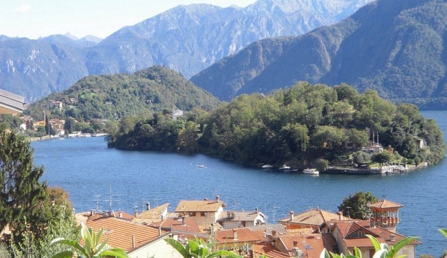 Lake Como villa with garden and spectacular view of the lake and mountains.
