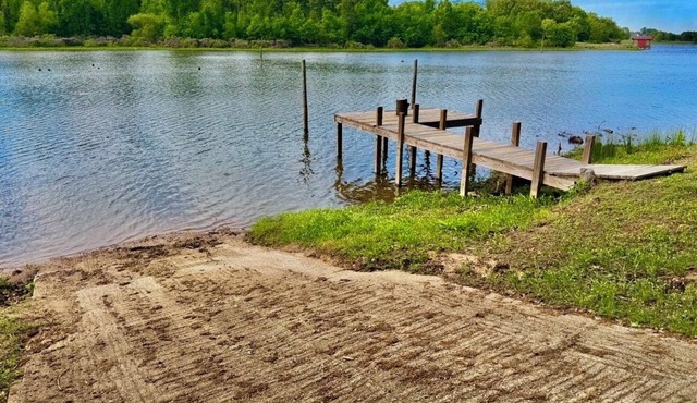 Lake Fork Water Front Peaceful 2-bedroom cabin-Boat Ramp/Dock