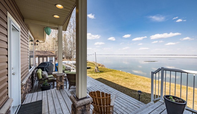 Lake front cabin w/hot tub & firepit, close to The Village at Pigeon Lake.