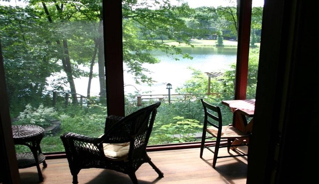 LAKE FRONT COTTAGE - YEAR ROUND HOT TUB