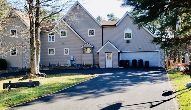 Lake Front Getaway! 6 Bedrooms rooms and 3.5 Baths. Prime location. Sleeps 16