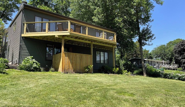 Lake front, HUGE yard and deck, walking distance to the heart of Okoboji