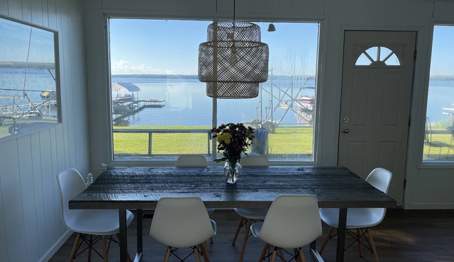 Lake Front Retreat 45 min from Edmonton