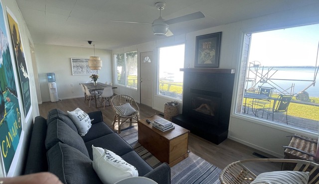 Lake Front Retreat 45 min from Edmonton