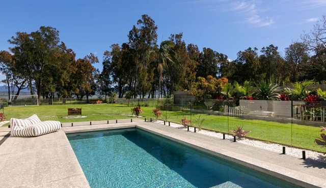Lake Front Stay - Tranquil Lakefront Living