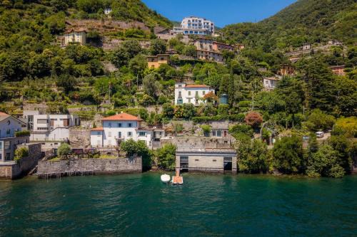Lake Front Villa Giulia! Hot Tub, Lake access, gym