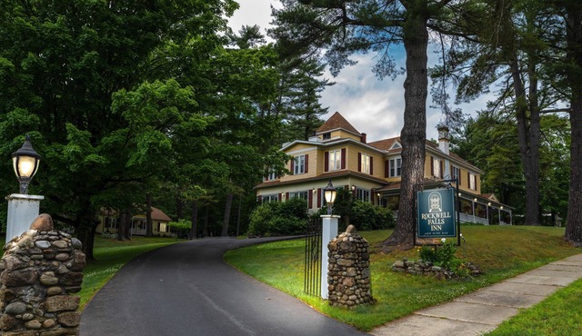 Lake George area Victorian Inn - sleeps 24 - Firepit - A/C - Breakfast included!