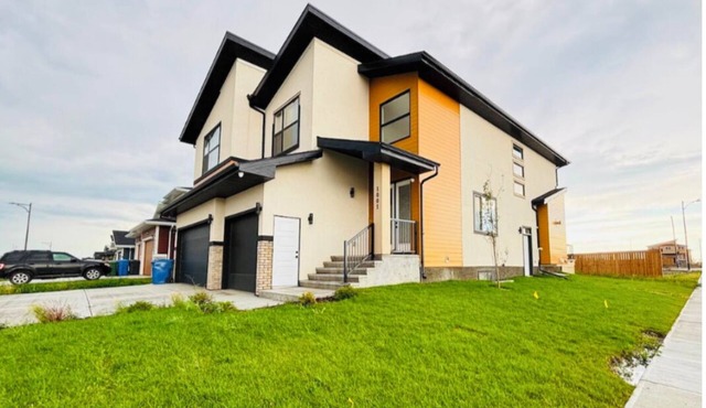 Lake Getaway-4Bed/4Bath Home-Chestermere