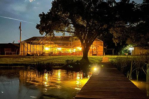Lake Hamilton III - Heated Pool & Backyard Oasis ~ Kayaks ~ Lake Access ~ Theater ~ EV Charger