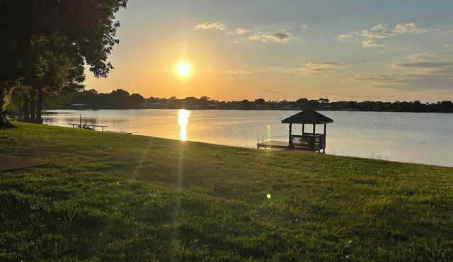 Lake House! Game Room, Fire Pit, Huge Kitchen, Remodeled!