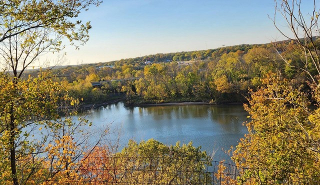 Lake house with a view! Overlooks Warsaw and Lake of the Ozarks, Sleeps 4