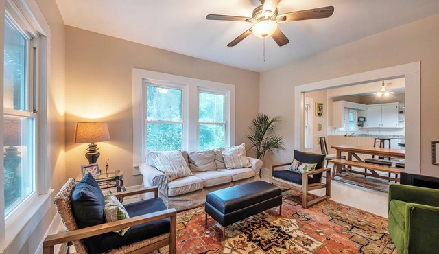 “Lake Martin’s Overflow” Your peaceful landing spot very near Lake Martin.