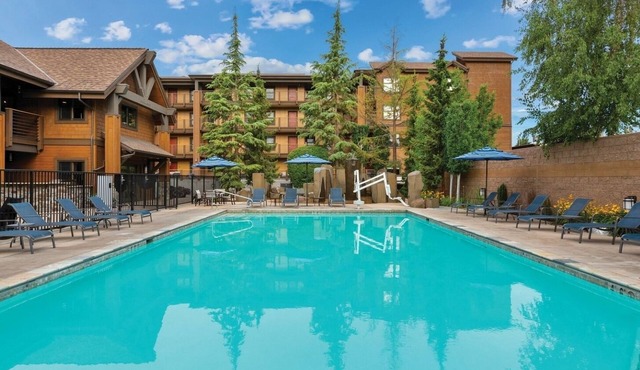 Lake Ozarks | Family Lake Retreat | Pool + Lake | 3BR Sleeps 8