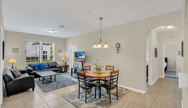 Lake & Pool View Fireworks Vista Cay 2 Bed 2 Bathroom Stunning