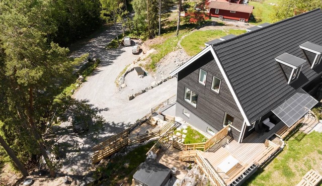 Lake retreat for 11 - enjoy jacuzzi & nature
