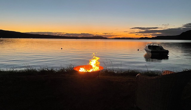 Lake Rotoiti Lakefront Bach with Stunning Sunsets