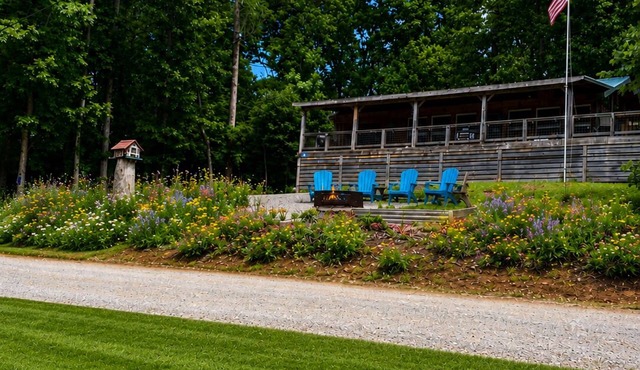 Lake side Abode with a Spectacular year round View of the lake. 🌅
