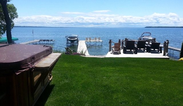 Lake Simcoe Waterfront, spacious contemporary cottage with all the amenities!
