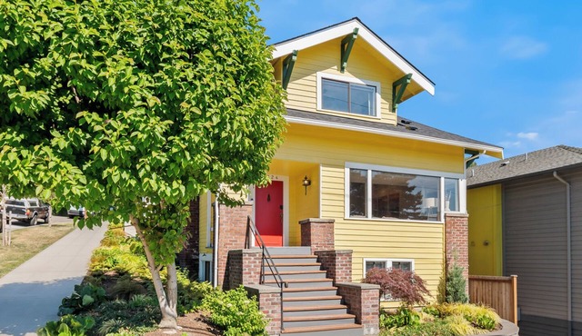 Lake & Space Needle Views AC Large Groups Charming Classic Craftsman!