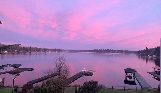 Lake Stevens lake front retreat- family friendly