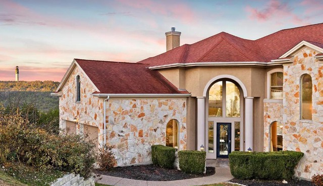 Lake Travis Family Retreat with Theater Game Room and BBQ 7 min from Marina