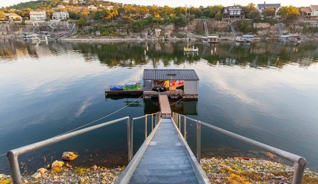 Lake Travis Private Dock + Boat Slip + Hot Tub